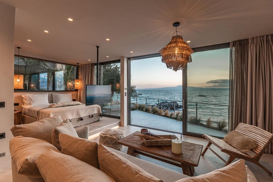 Bed, Natural landscape, TV and multimedia, Balcony/Terrace, Living room, Photo of the whole room, Seating area, Beach, Beach, Bedroom, Garden view, Sea view, Inner courtyard view