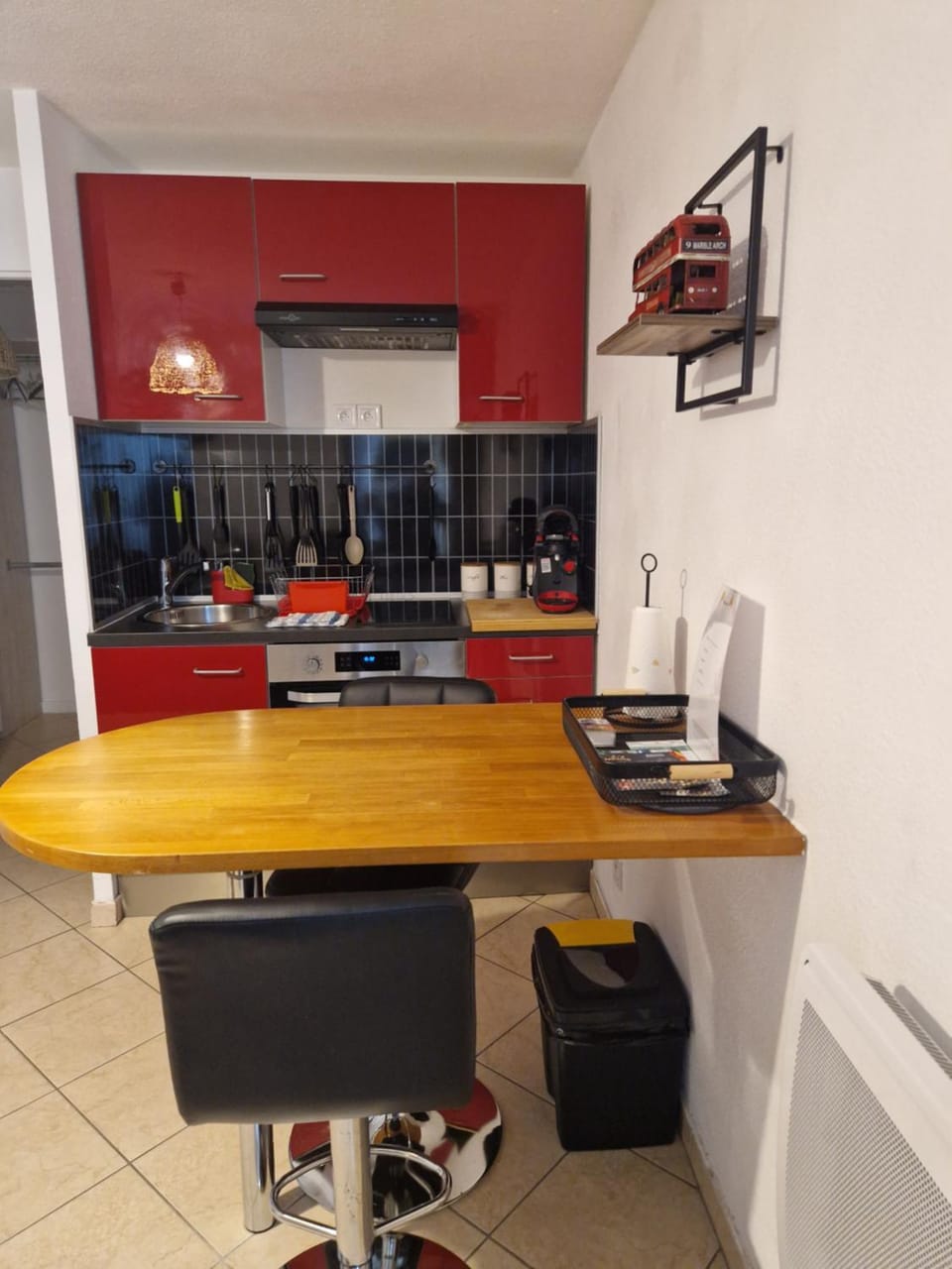 Kitchen or kitchenette, Dining area, stove