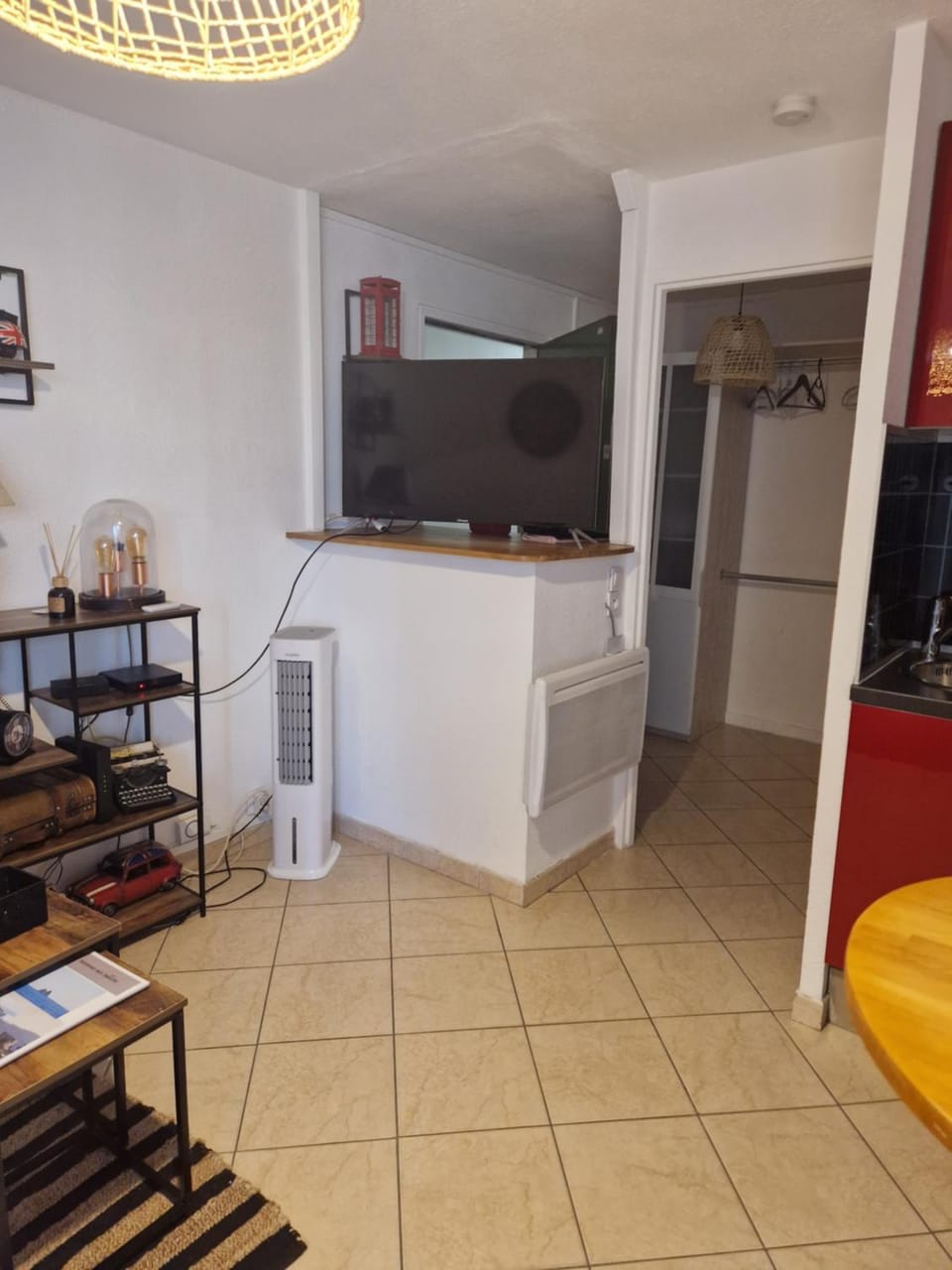TV and multimedia, Kitchen or kitchenette, Living room, Seating area