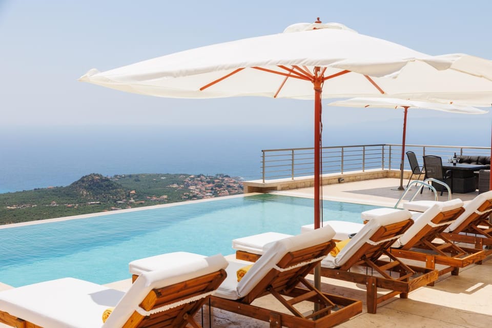Dining area, Sea view, Swimming pool, sunbed
