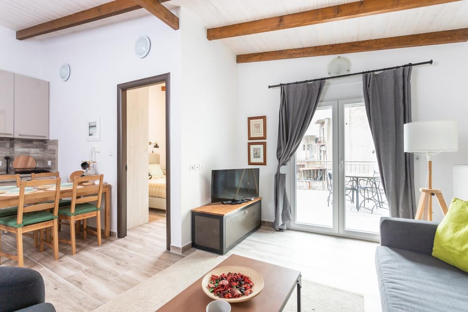 Kitchen or kitchenette, Living room, Seating area, Dining area