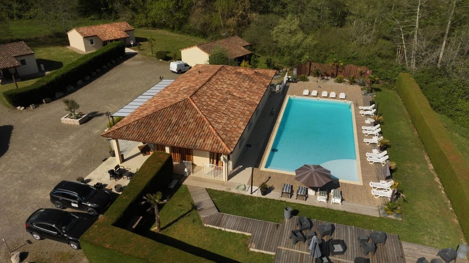 Restaurant/places to eat, Swimming pool
