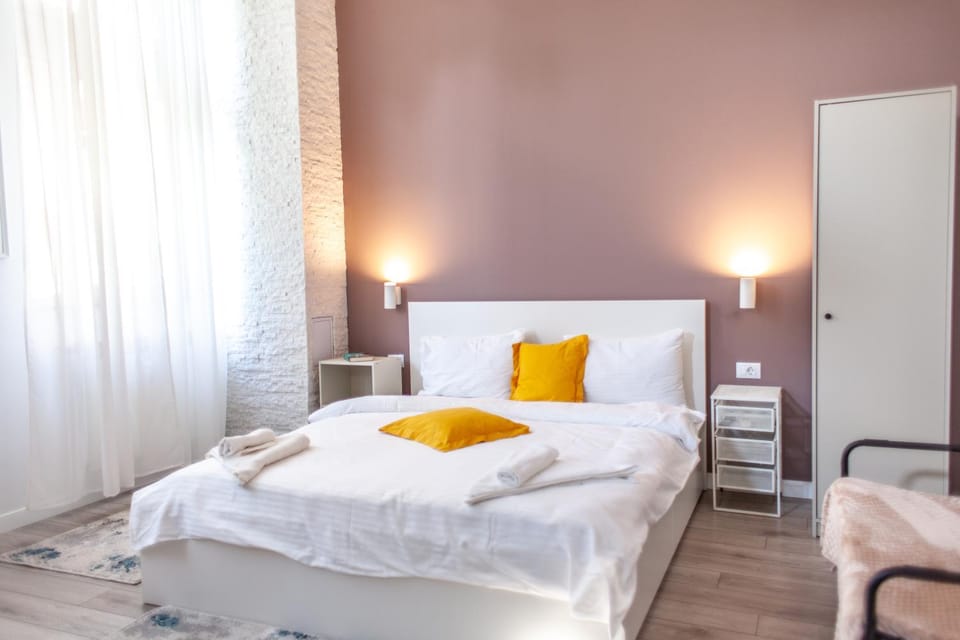 Bed, Bedroom, towels