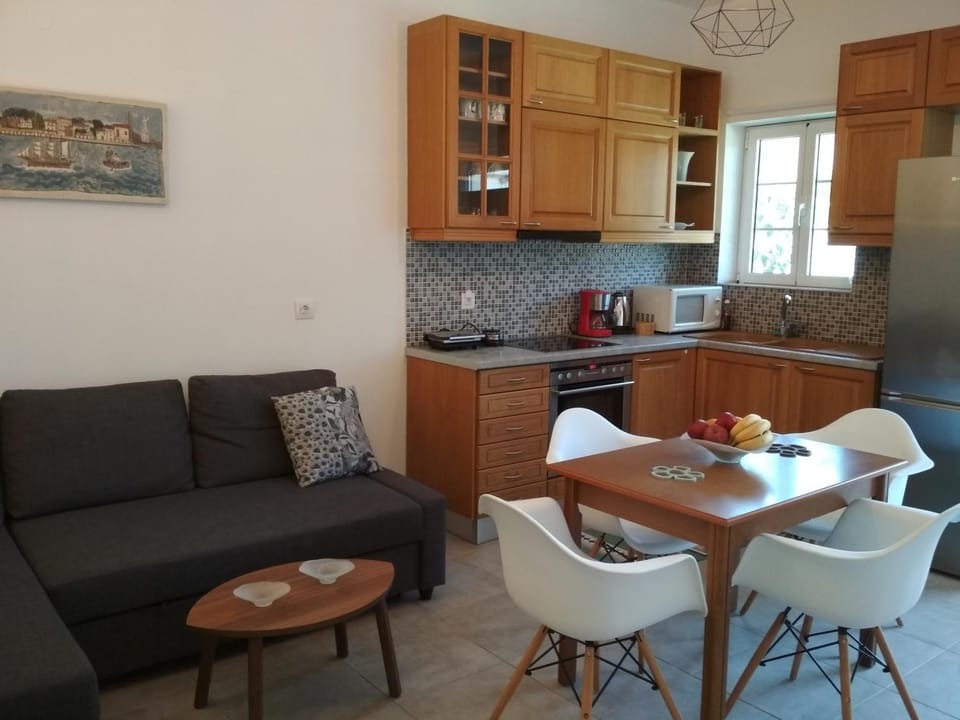 Kitchen or kitchenette, Seating area, Dining area