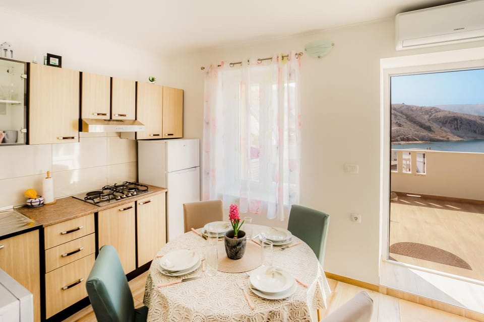 Dining area, kitchen