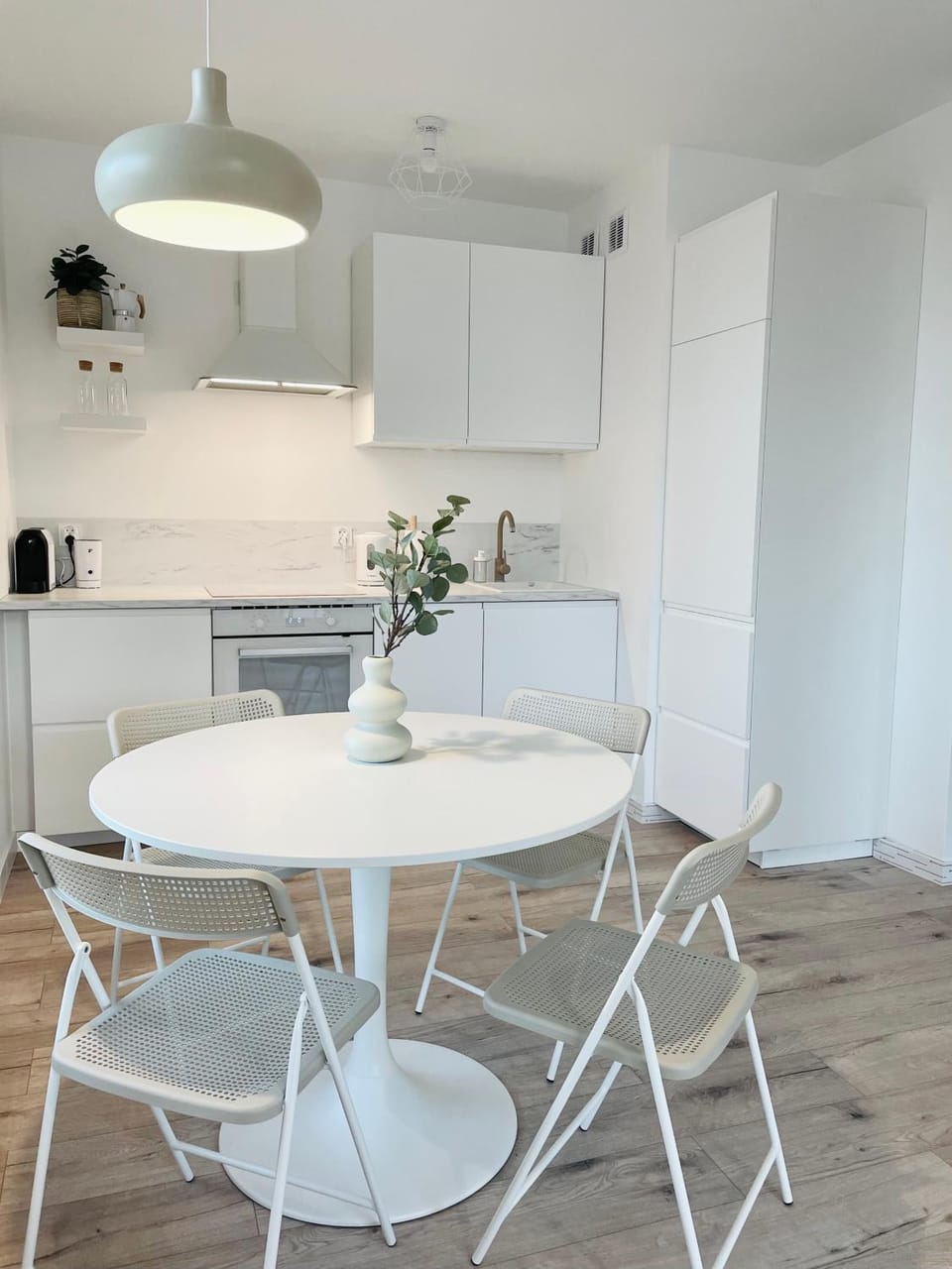 Kitchen or kitchenette, Dining area