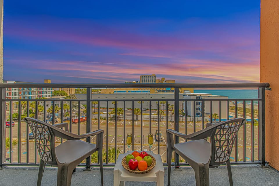 Landmark Resort King Suite Unit 607 - Beautifully Updated - Perfect for 2 guests! House in Myrtle Beach
