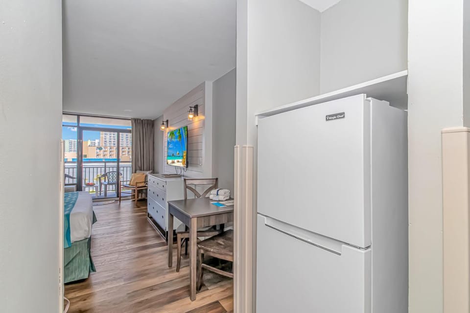 Landmark Resort King Suite Unit 607 - Beautifully Updated - Perfect for 2 guests! House in Myrtle Beach