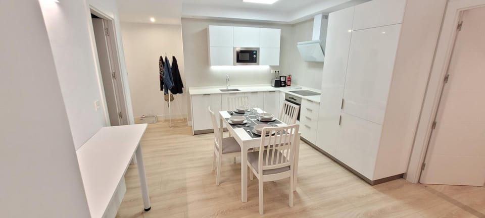 Kitchen or kitchenette, Dining area