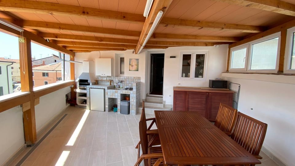 Kitchen or kitchenette, minibar