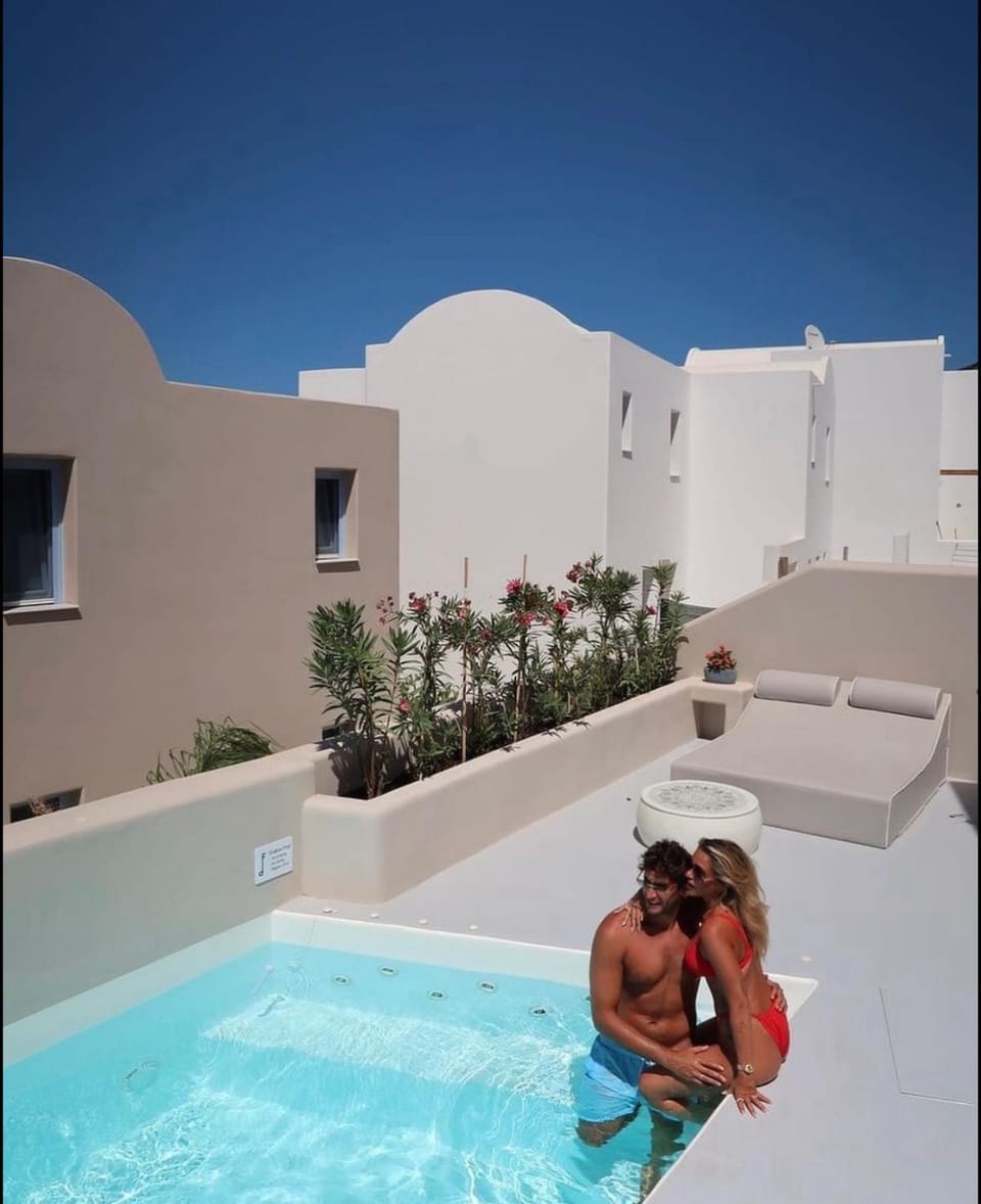 Guests, Swimming pool