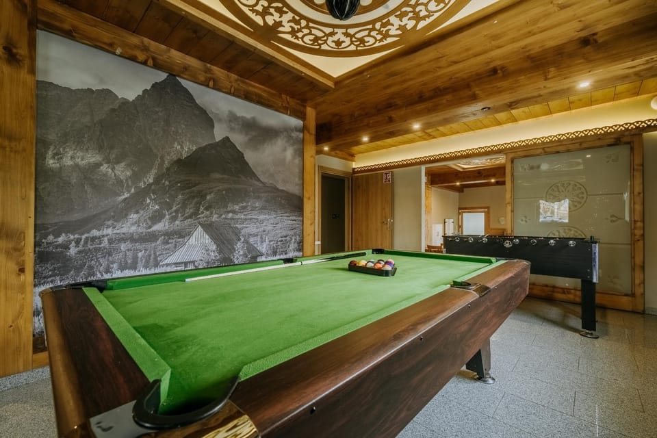 Billiard, Game Room