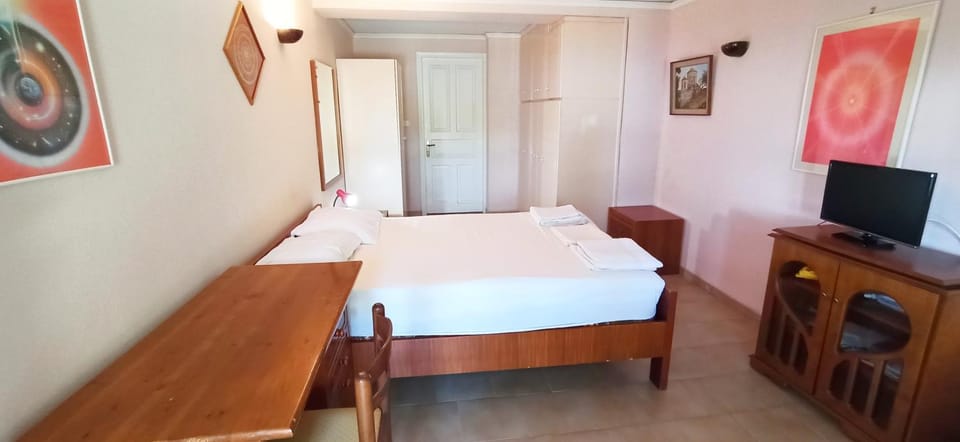 Bed, TV and multimedia, Photo of the whole room, Bedroom