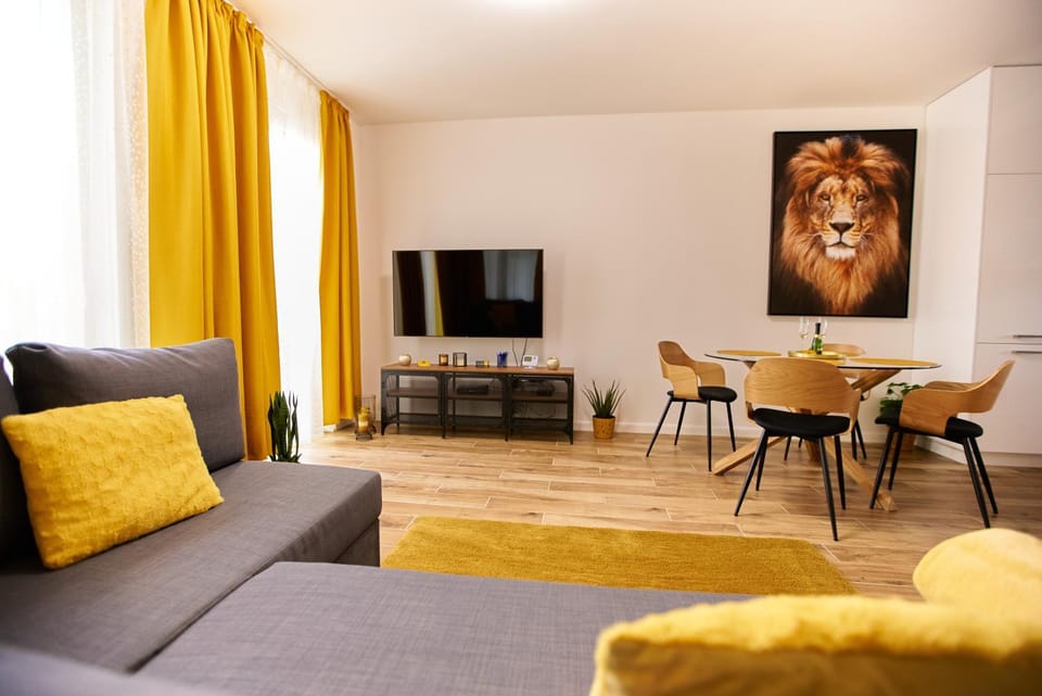 Communal lounge/ TV room, TV and multimedia, Living room, Seating area, Dining area, Evening entertainment