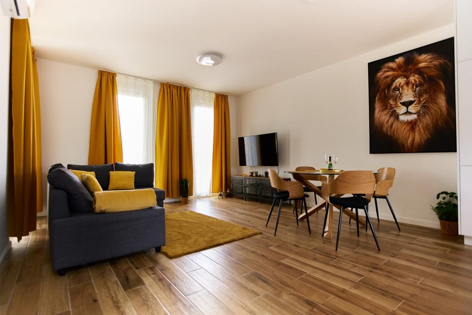 Communal lounge/ TV room, TV and multimedia, Living room, Seating area, Evening entertainment