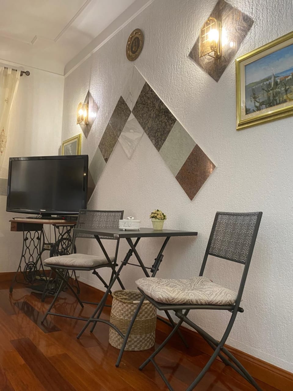 TV and multimedia, Living room, Seating area, Dining area