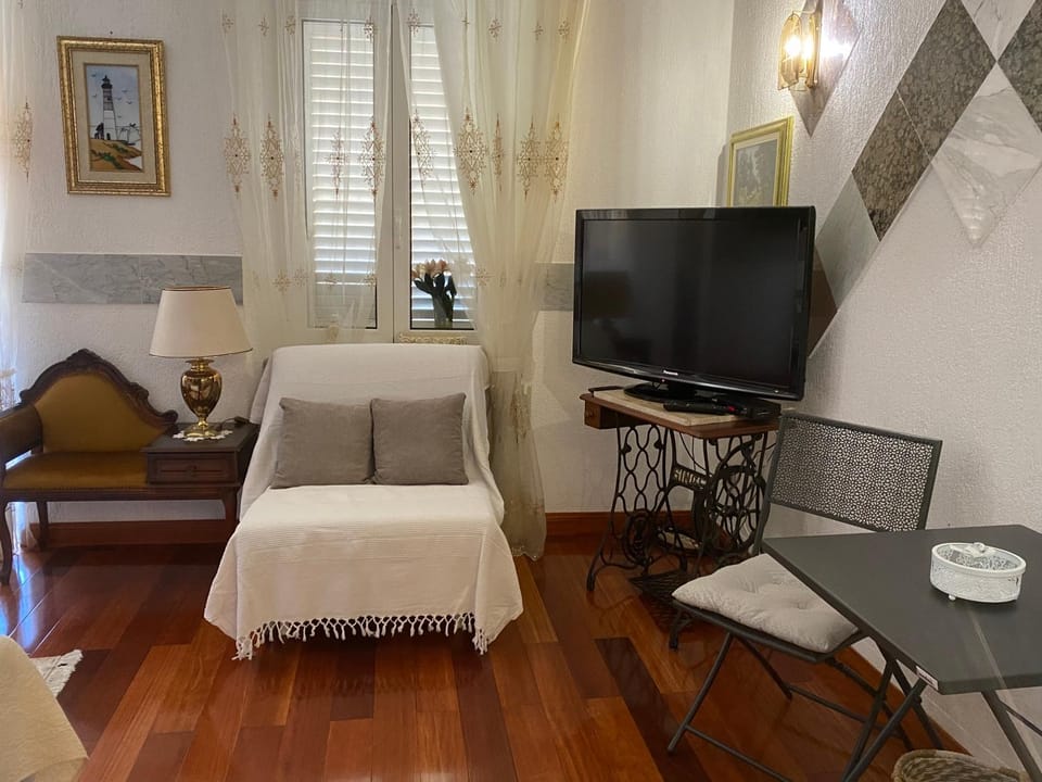 TV and multimedia, Living room, Seating area, hair dresser