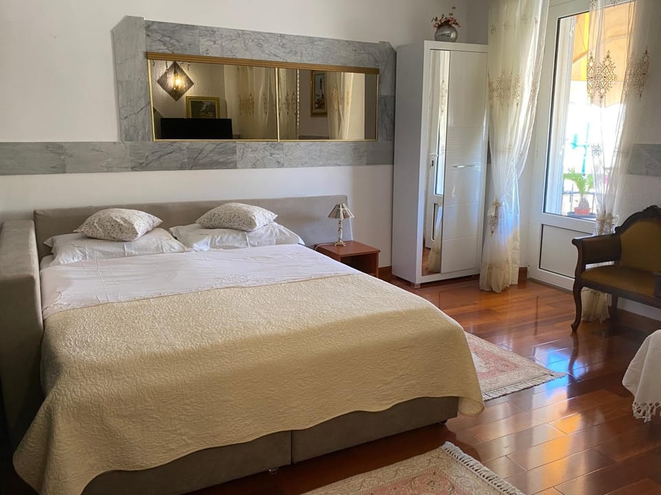 Bed, Photo of the whole room, wardrobe