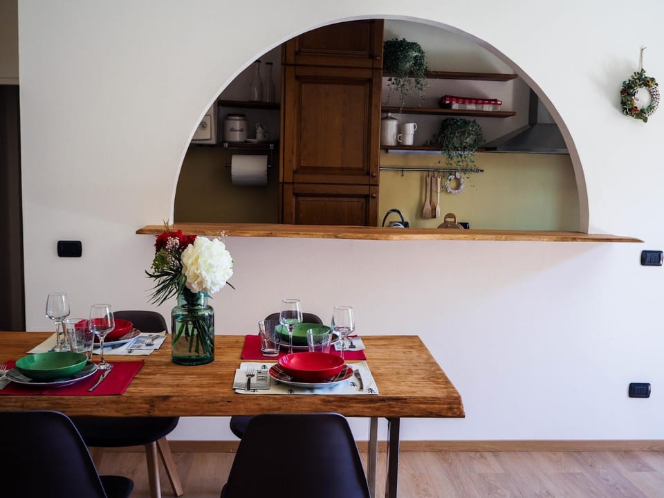 Kitchen or kitchenette, Dining area