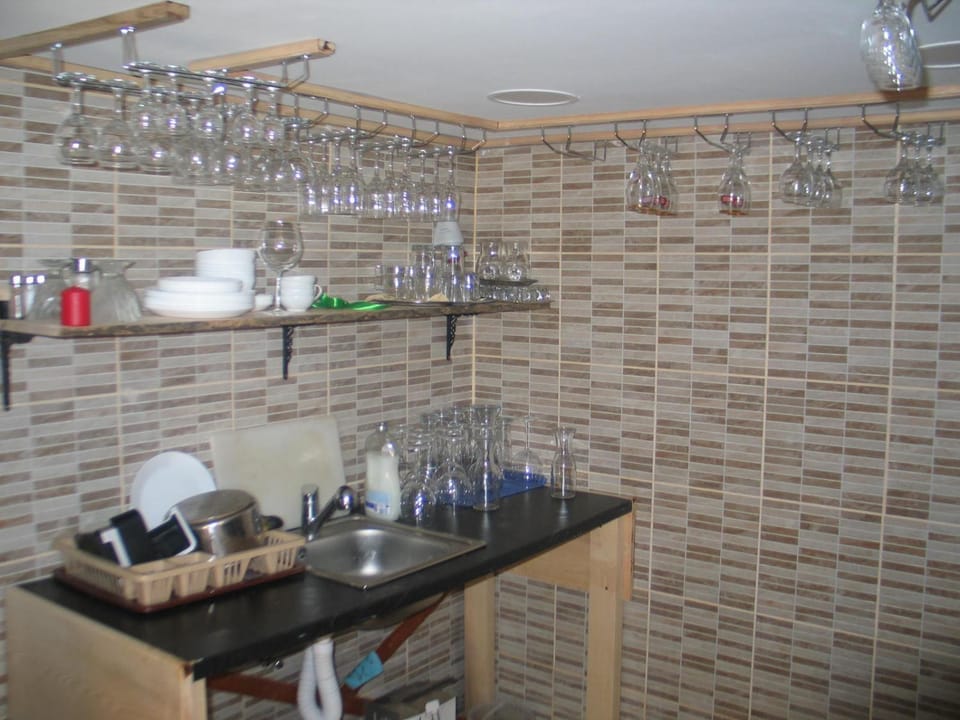 Restaurant/places to eat, Kitchen or kitchenette