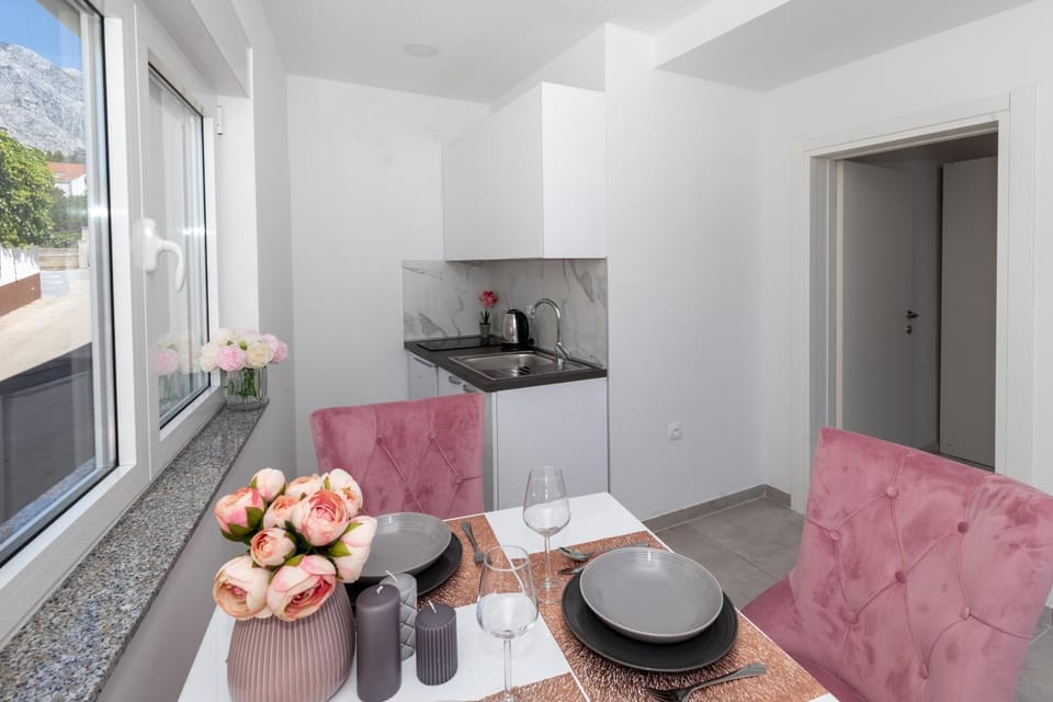 Kitchen or kitchenette, Seating area, Dining area