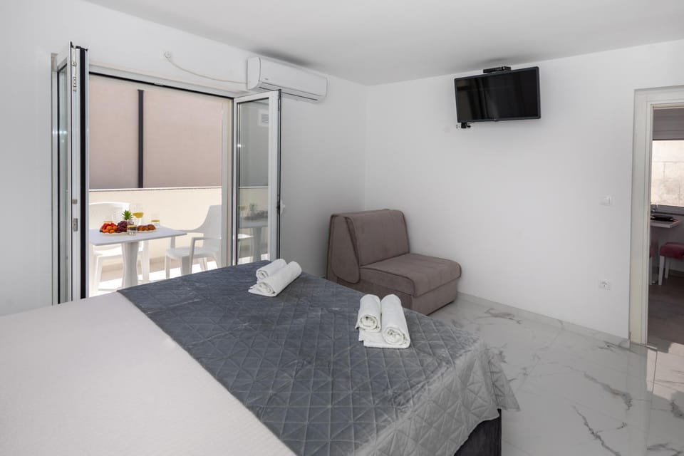 Bed, TV and multimedia, Photo of the whole room, Bedroom