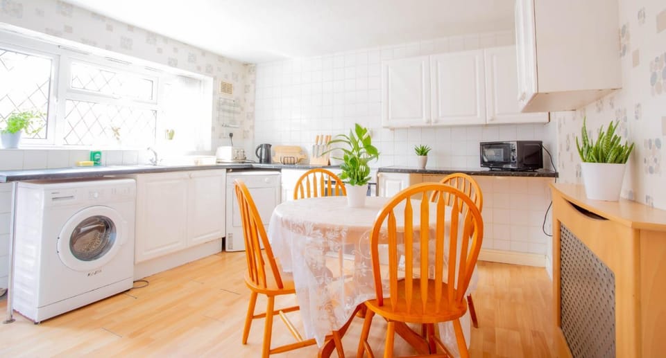 Kitchen or kitchenette, Dining area, Communal kitchen, kitchen, kitchen