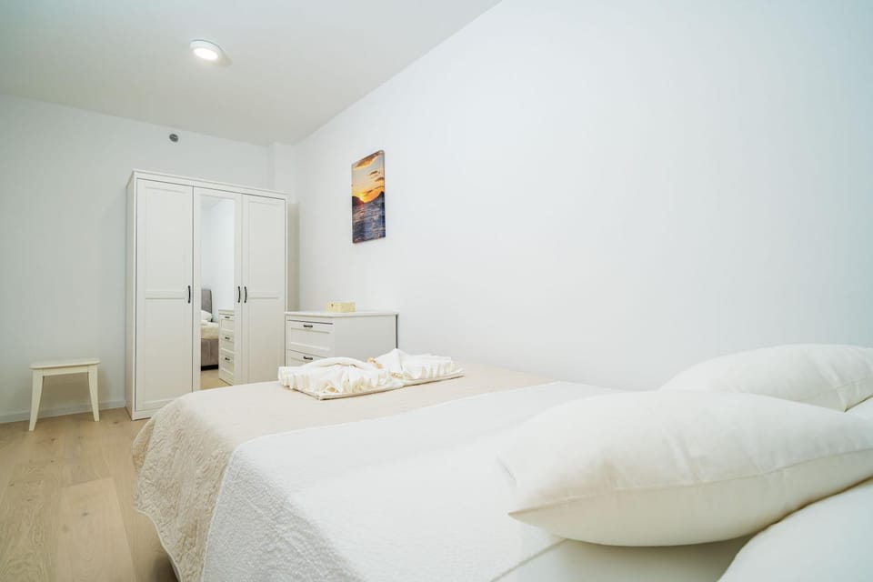 Bed, Photo of the whole room, Bedroom, towels