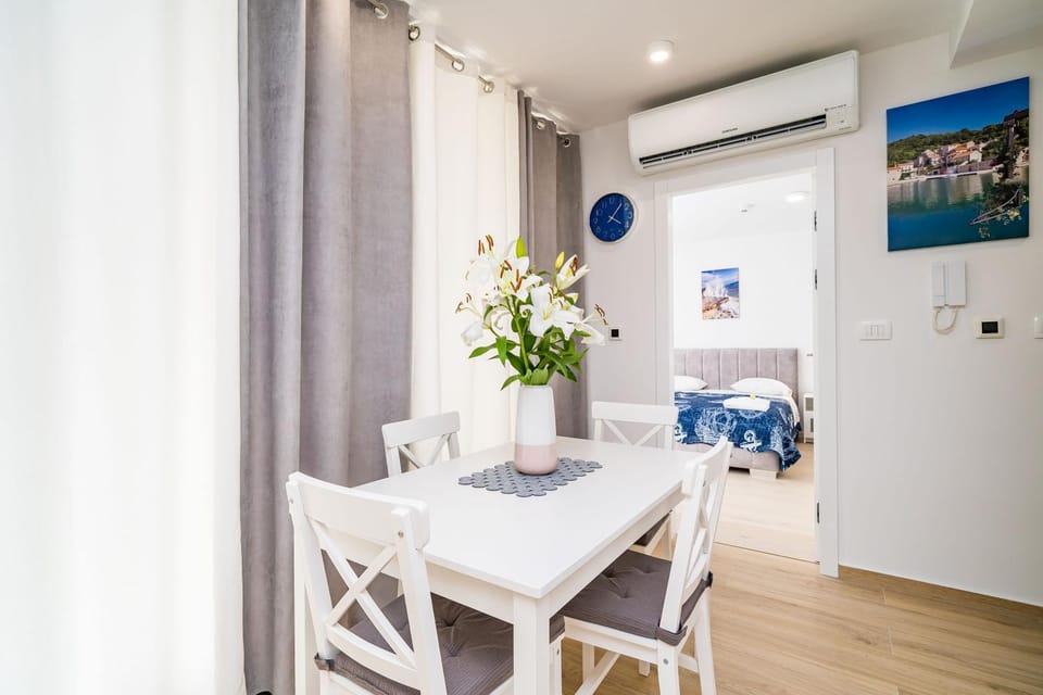 Bed, Dining area, air conditioner