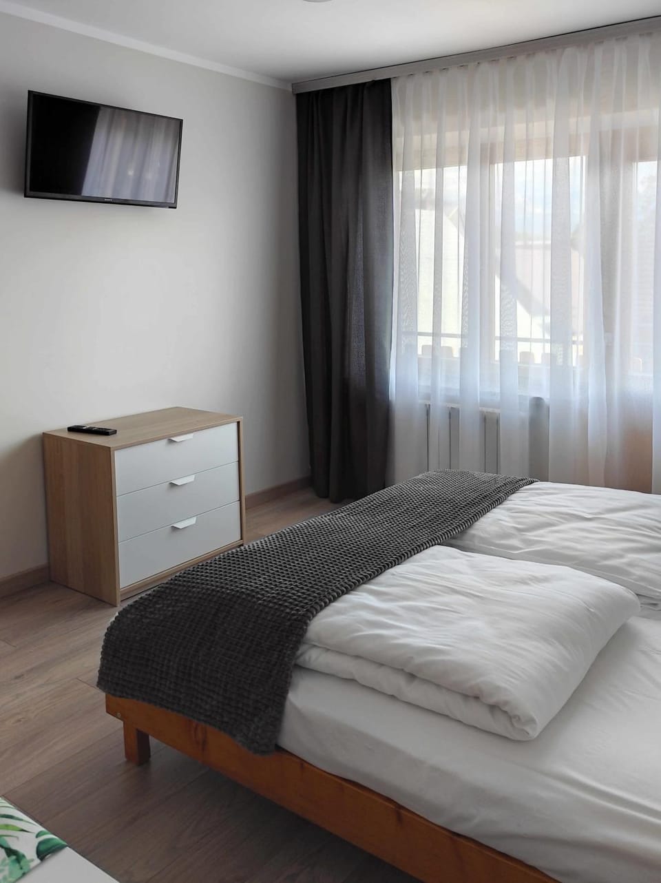 Bed, TV and multimedia, Photo of the whole room, Bedroom