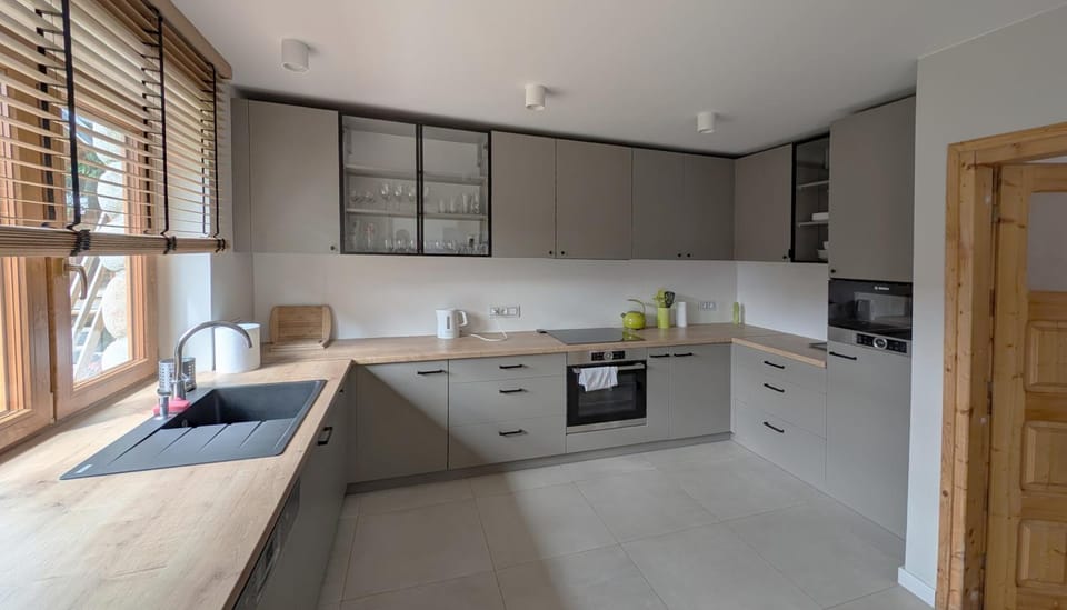 Communal kitchen, microwave, oven, stove, kitchen