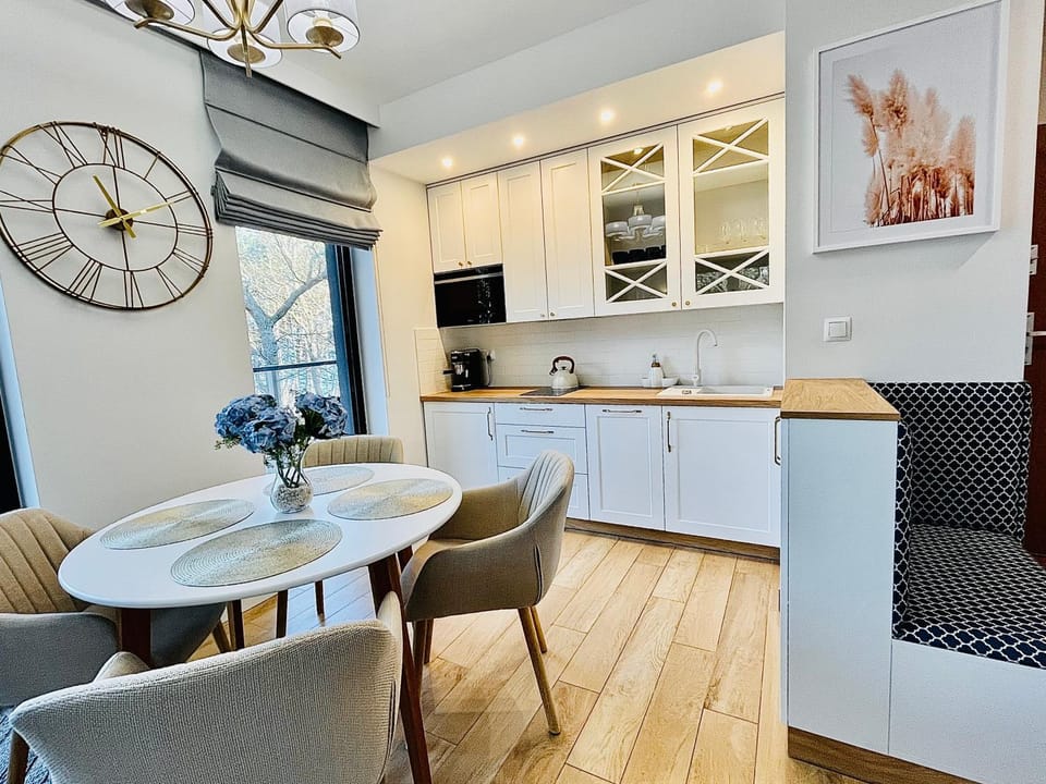 Kitchen or kitchenette, Dining area