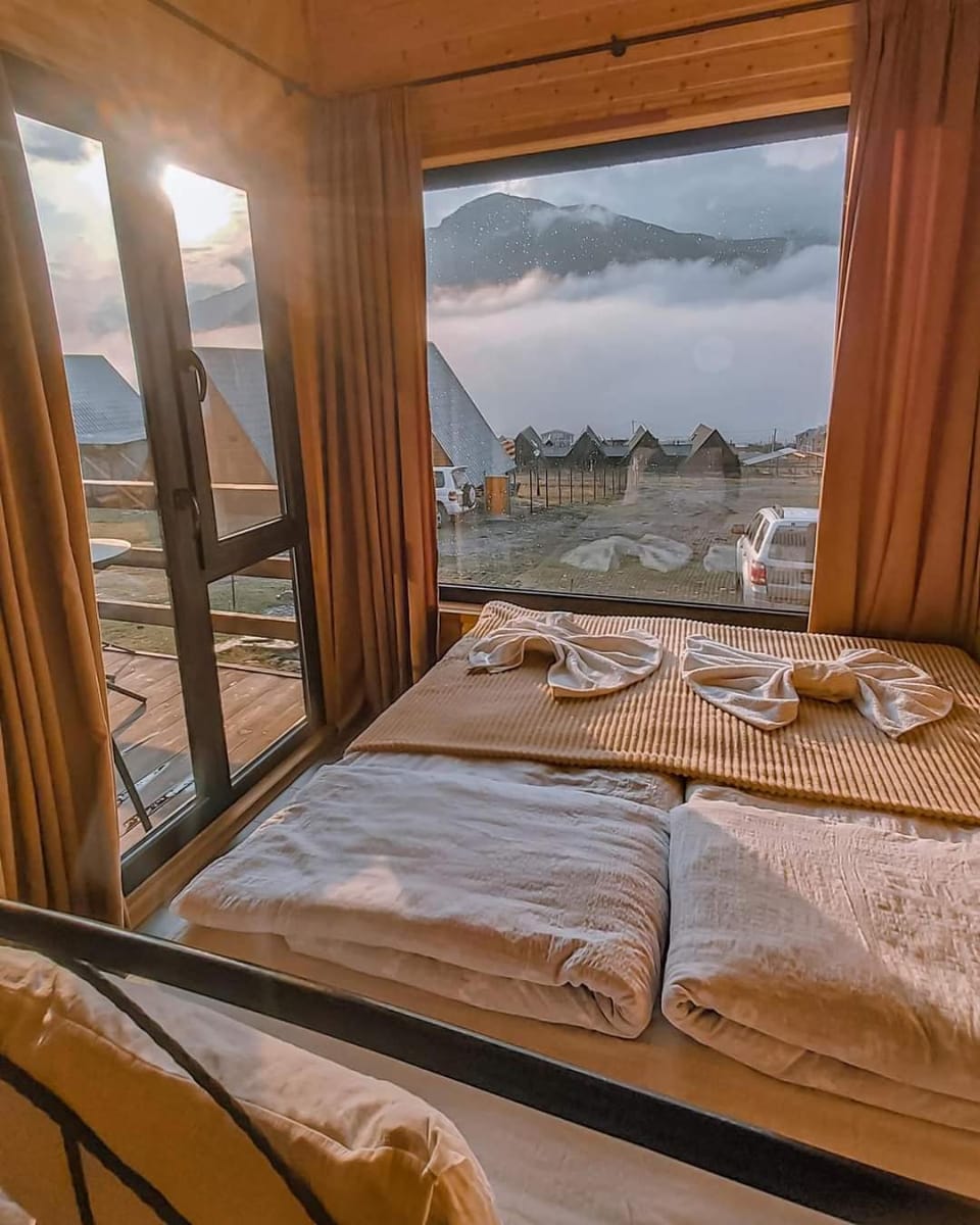 Bed, Bedroom, Mountain view, towels