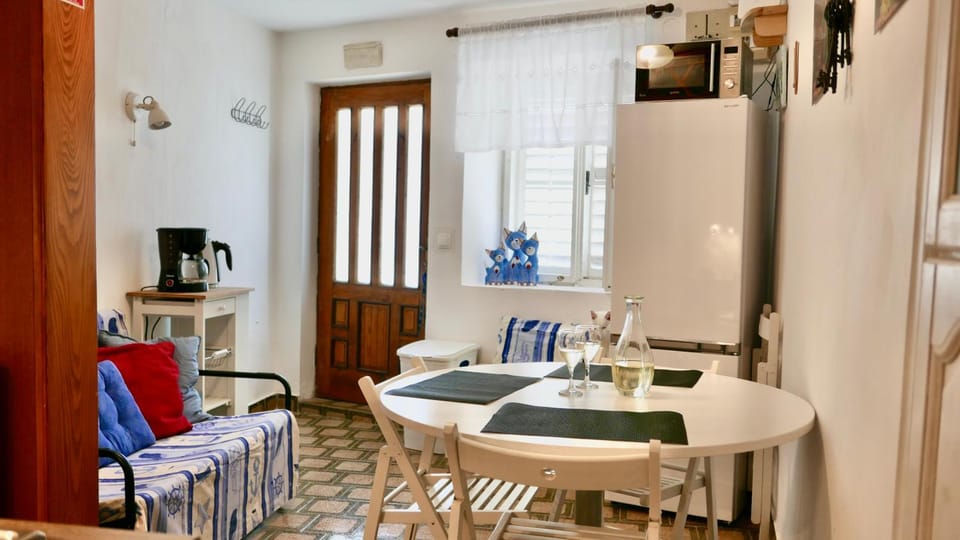 Dining area, kitchen