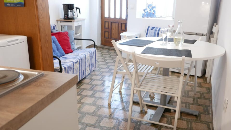 Dining area, kitchen