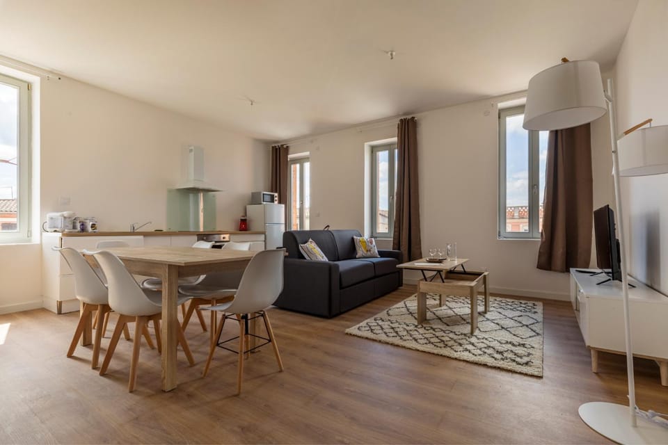 TV and multimedia, Kitchen or kitchenette, Living room, Seating area, Dining area