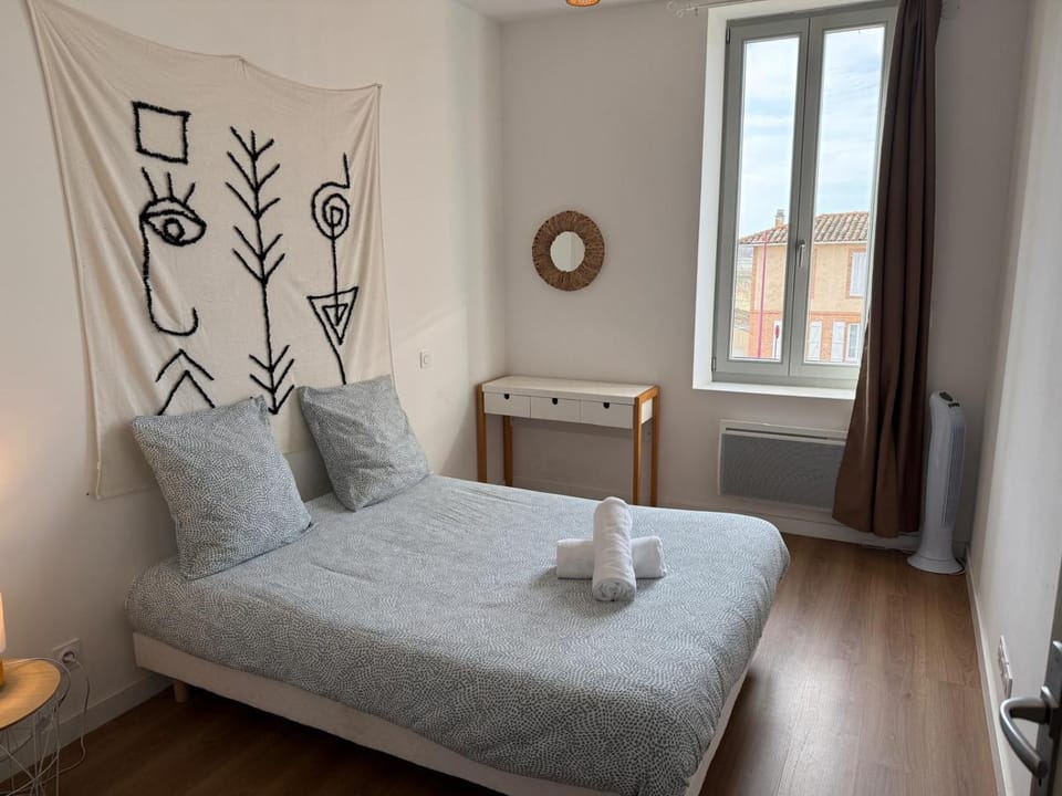 Bed, Photo of the whole room, Bedroom, towels