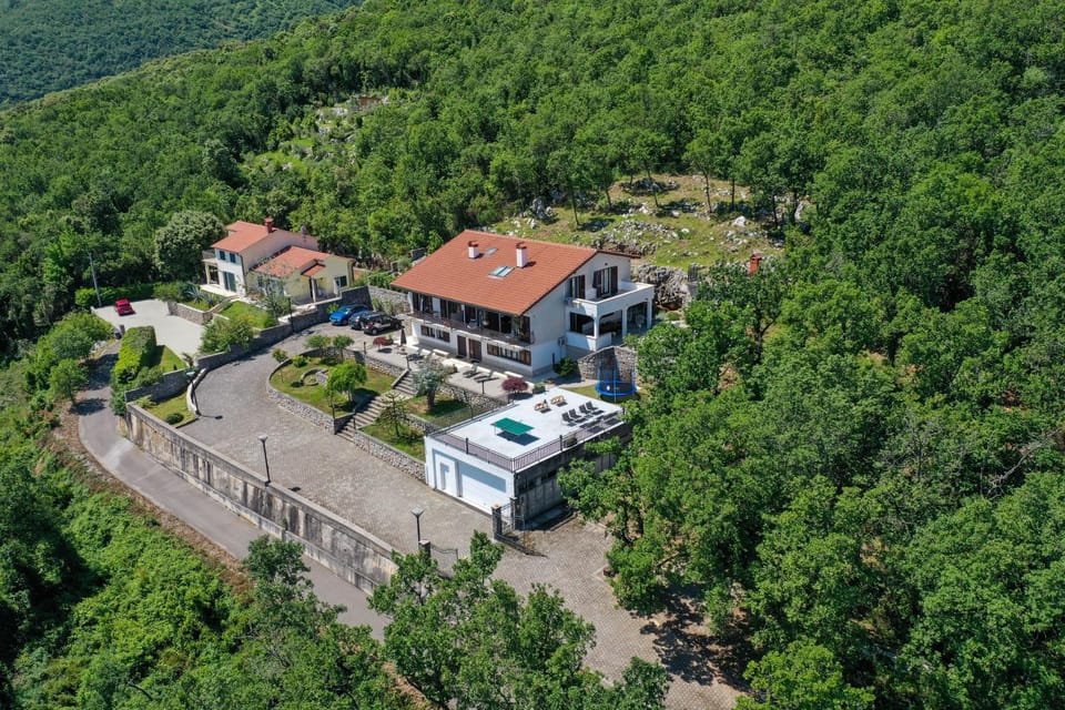 Property building, Neighbourhood, Natural landscape, Street view, Location, Parking