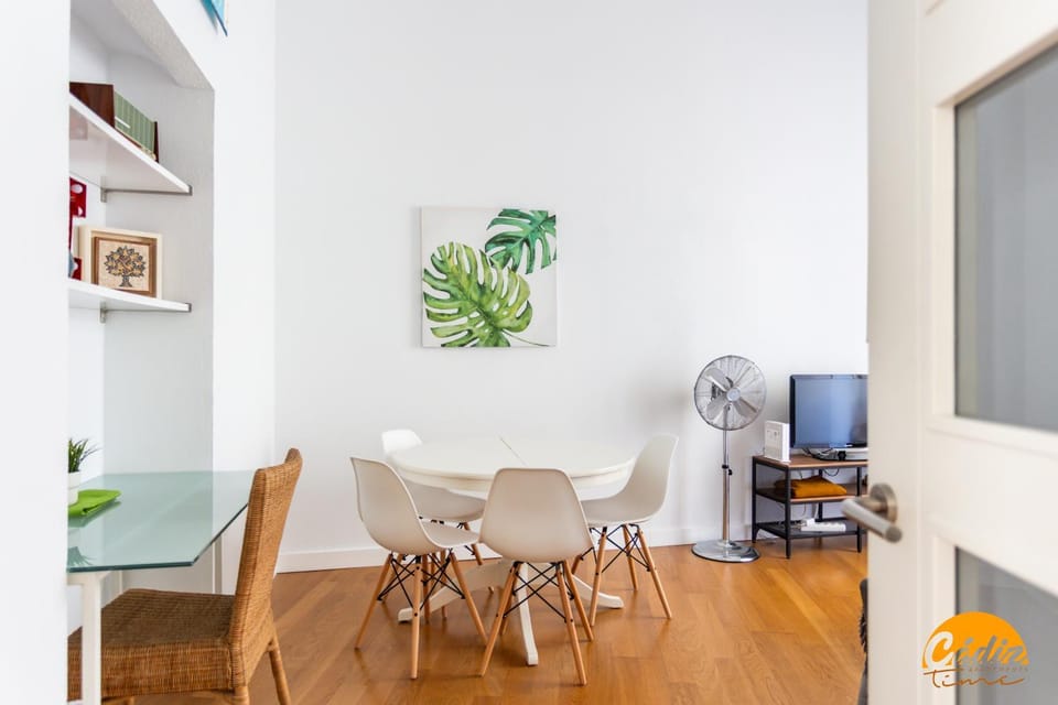 TV and multimedia, Living room, Seating area, Dining area