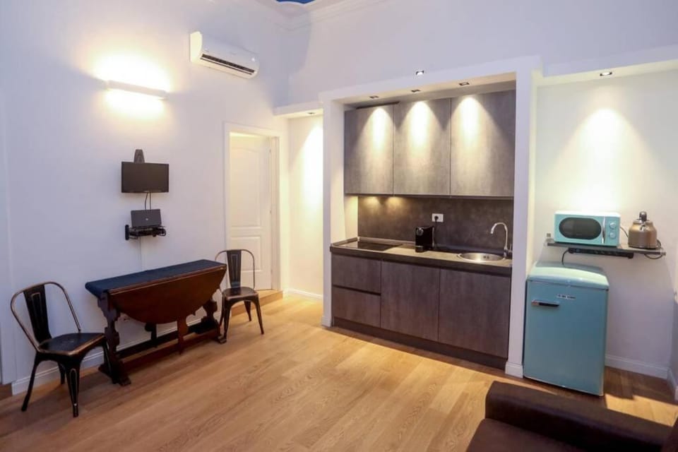 Kitchen or kitchenette, Dining area, minibar