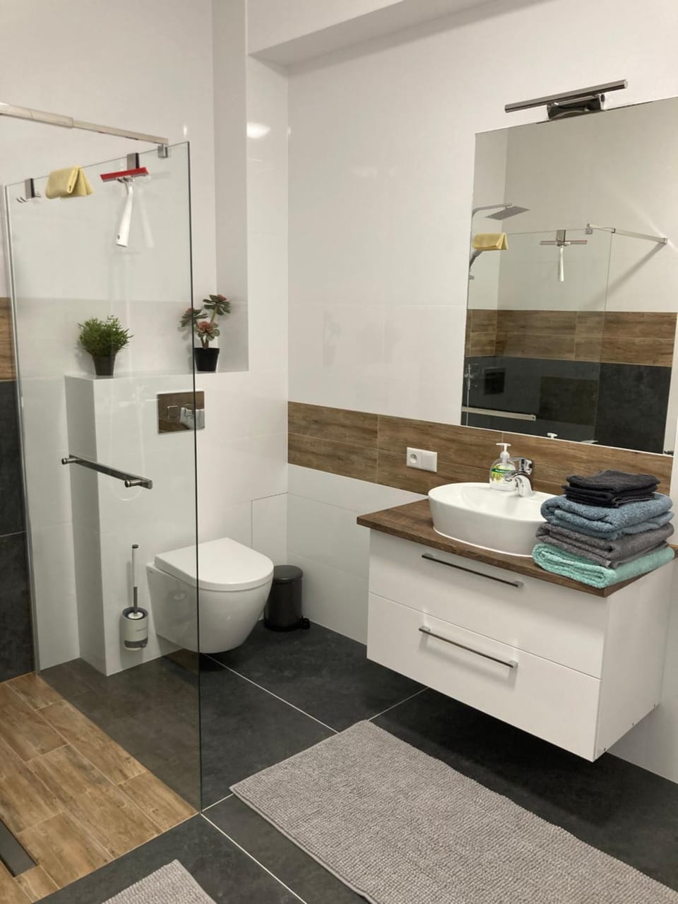 Toilet, Bathroom, towels