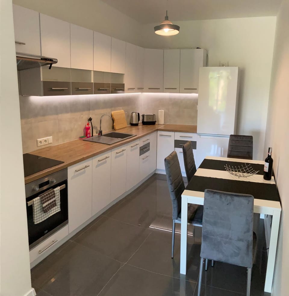 Kitchen or kitchenette, pet friendly, stove, toaster