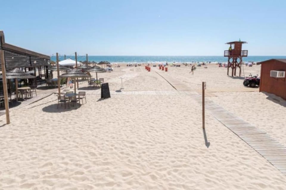 Restaurant/places to eat, Day, Natural landscape, Karaoke, Beach, Windsurfing, Diving, Sea view, Sports, Family, sunbed