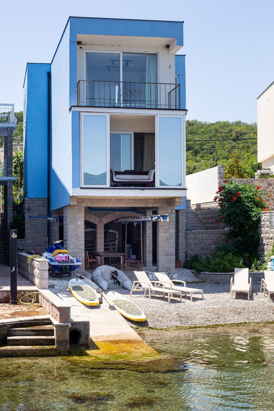 Property building, Day, Balcony/Terrace