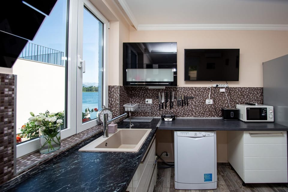 Kitchen or kitchenette, Dining area, dishwasher, minibar, pet friendly, stove, toaster