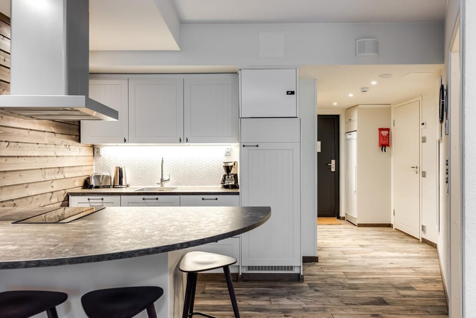 Kitchen or kitchenette, Dining area