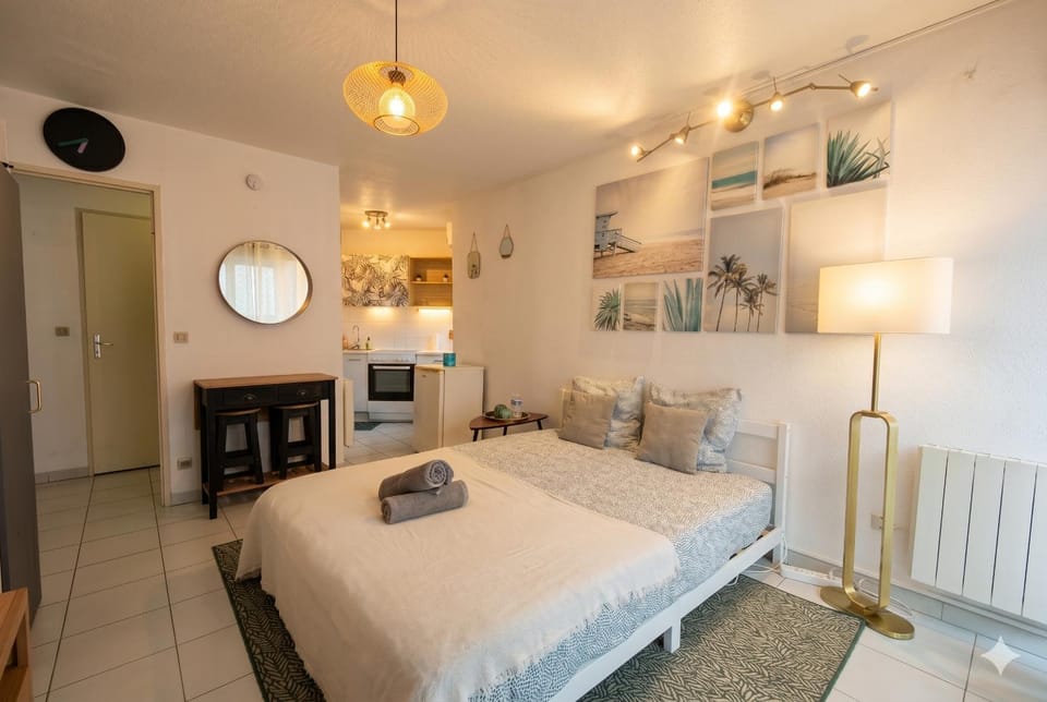 Airkeys Le Galice - Idéal Couple en Escapade Aix Culture & Détente - Terrasse Privée - Calme - Parking GRATUIT - Bastide Cézanne en face - Centre Aix 15min à pied - WIFI HD - Climatisation Apartment in Aix-en-Provence