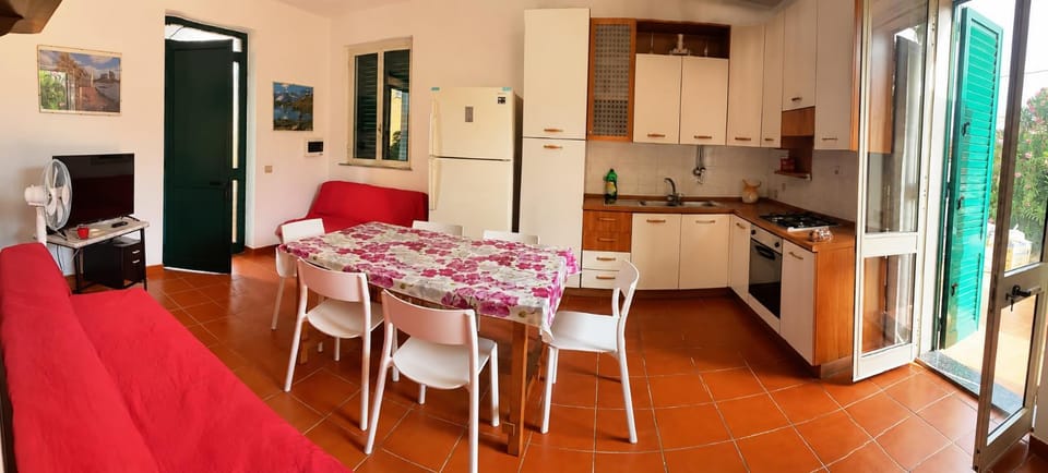 Kitchen or kitchenette, Living room, Seating area, kitchen