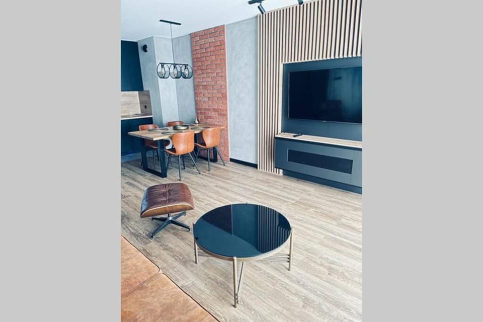TV and multimedia, Living room, Seating area, Evening entertainment