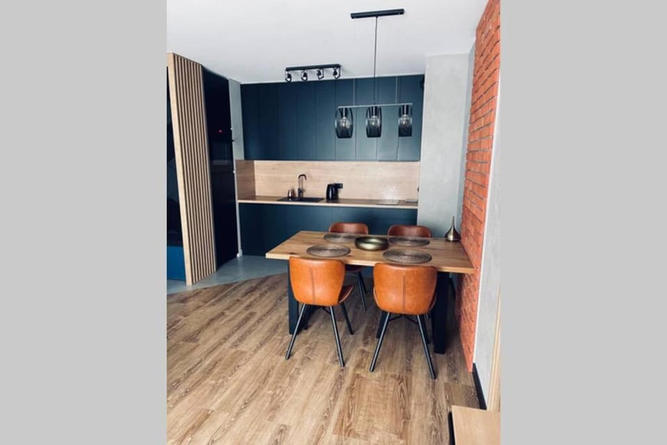 Kitchen or kitchenette, Food and drinks, Dining area, Food